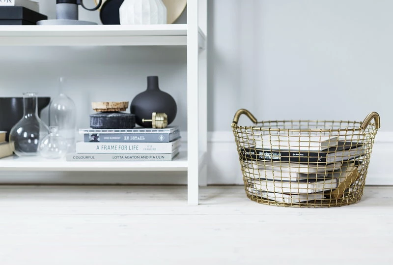 Classic 35 wire basket, brass Hot Sale ???? Korbo Classic 35 Wire Basket, Brass ???? -Muuto Shop Classic 35 brass Books closeup 2
